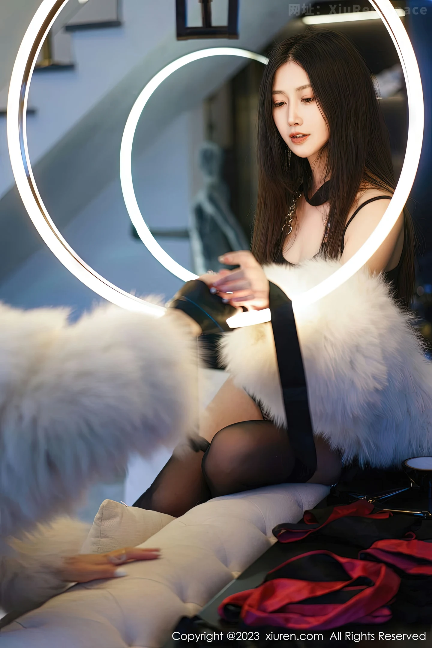 图片[5]-[XiuRen秀人网]2023.01.18 VOL.6152 米娜Mnal 黑色吊带连衣裙加黑丝美腿性感私房写真集-秀人网官方网站